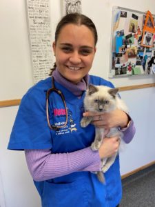 UQ veterinary graduate Dr Lianne Mellin holding cat